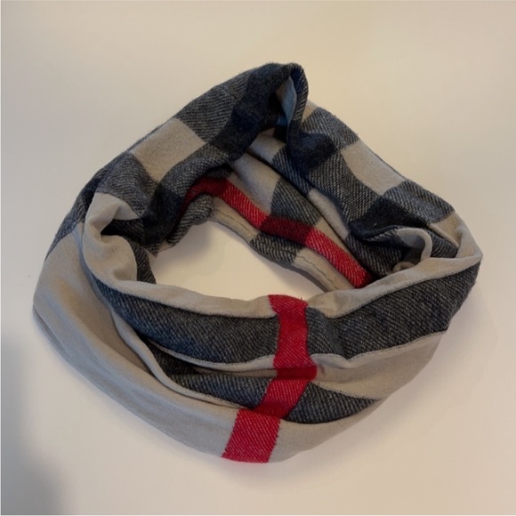 Sale!πβ₯οΈRare Burberry Wool Infinity Scarf - Picture 16 of 16